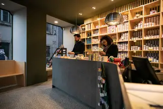 Na Conserveira de Lisboa, o empapelamento das latas ainda é feito à mão