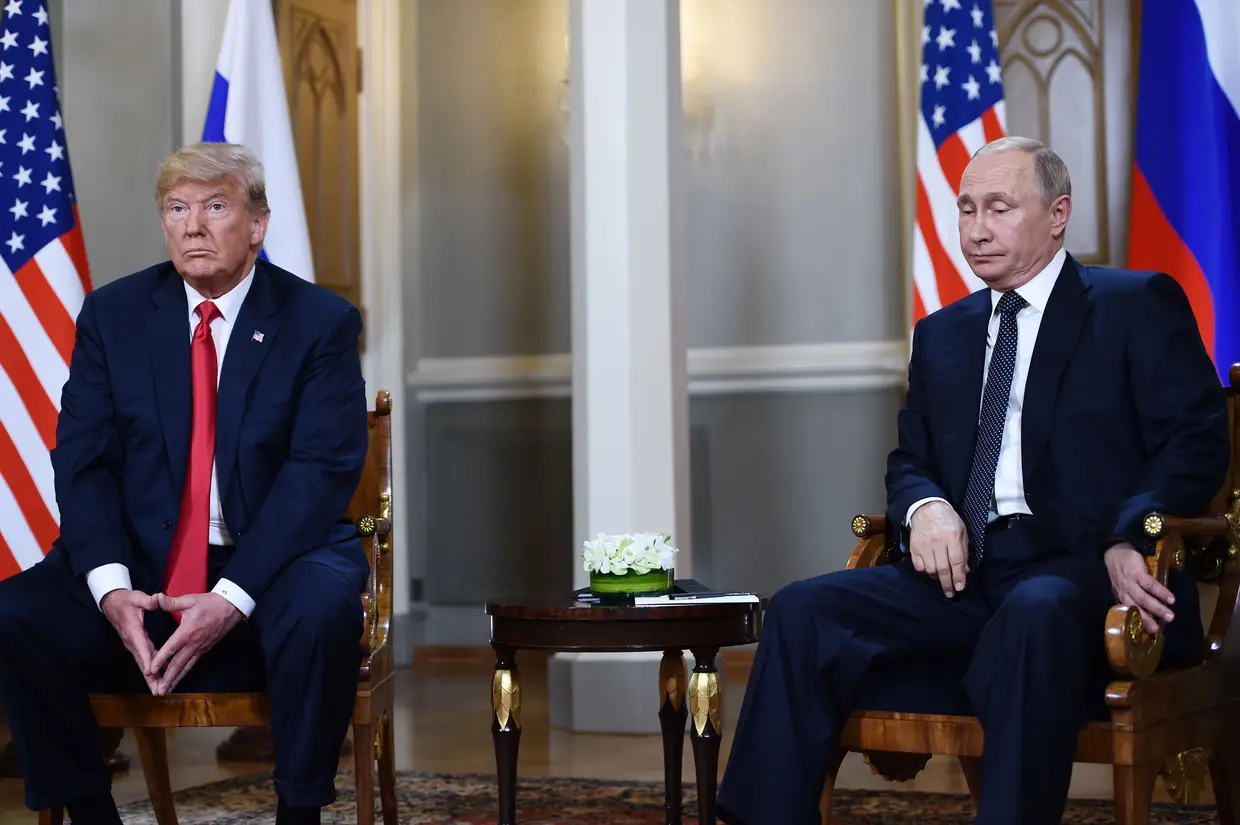 O presidente russo Vladimir Putin e o presidente dos EUA, Donald Trump, durante um encontro em Helsínquia, em 16 de julho de 2018