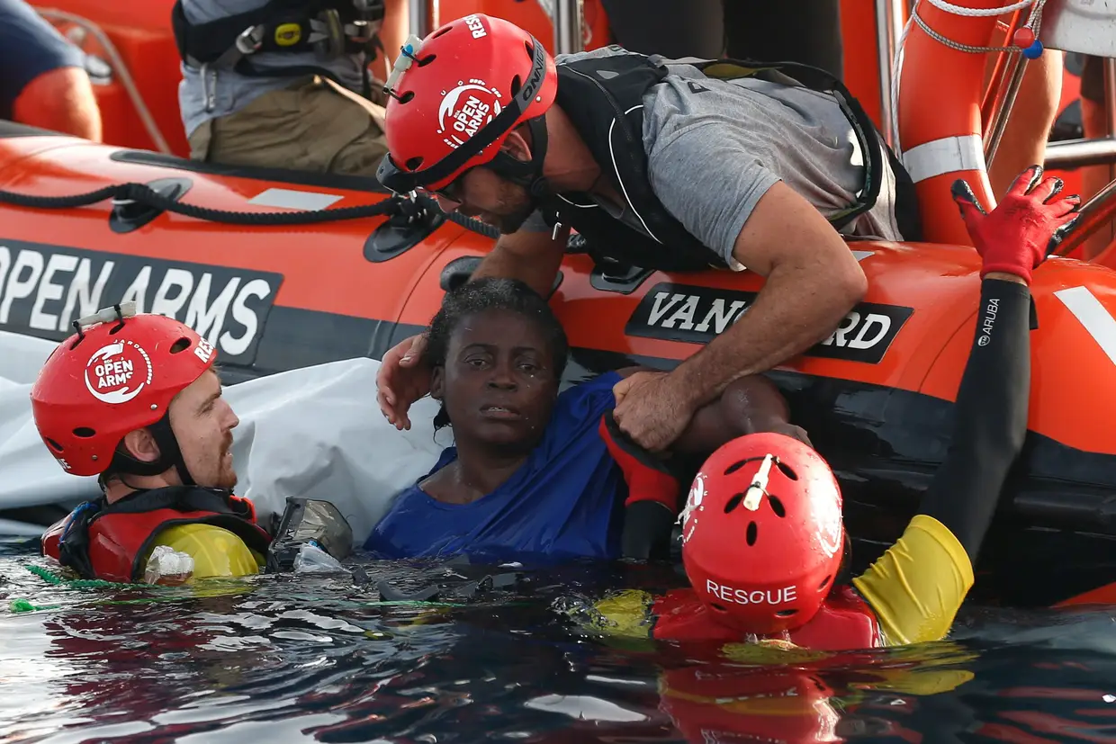 Membros da ONG espanhola Proactiva Open Arms resgatam uma mulher (Josepha, de 40 anos), no Mar Mediterrânico, a cerca de 135 quilómetros da costa da Líbia, em 17 de julho de 2018.