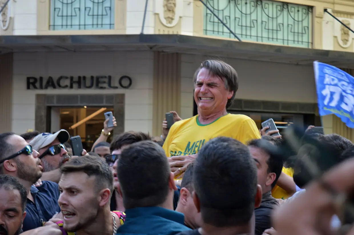 Jair Bolsonaro após ser esfaqueado no estômago durante um comício de campanha em Juiz de Fora, no sul do Brasil, em 6 de setembro de 2018