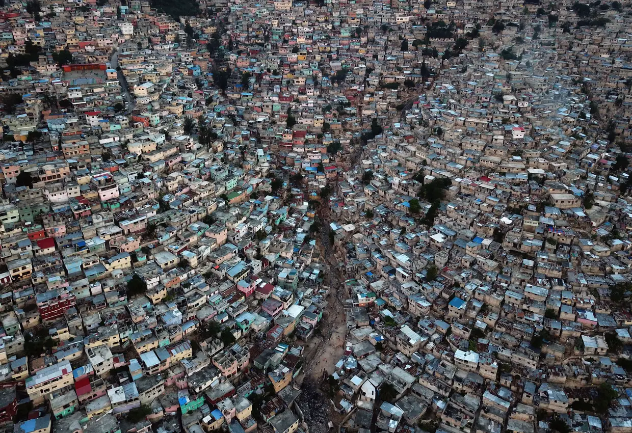 Uma foto aérea tirada em 27 de setembro de 2018 mostra o bairro de Jalousie, na comuna de Petion Ville, durante o pôr do sol, na capital haitiana Port-au-Prince