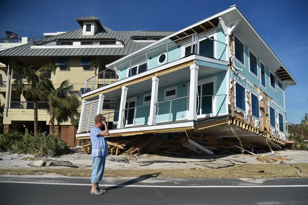 Claire lamenta quando vê os danos causados pelo furacão Michael em Mexico Beach, Flórida, em 12 de outubro de 2018.