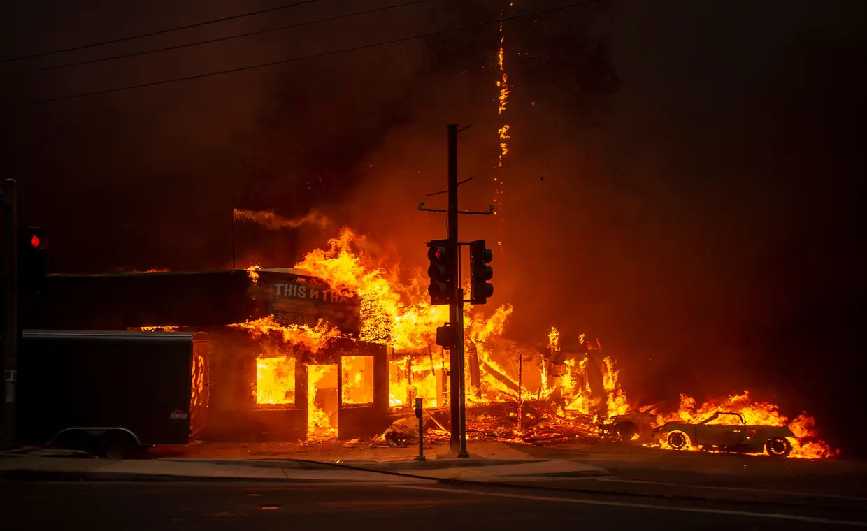 Uma loja arde enquanto o incêndio atinge o Paraíso, Califórnia, em 8 de novembro de 2018. Um incêndio no final da primavera no norte da Califórnia queimou 20.000 acres de terra e levou as autoridades a emitir ordens de evacuação para milhares de pessoas.