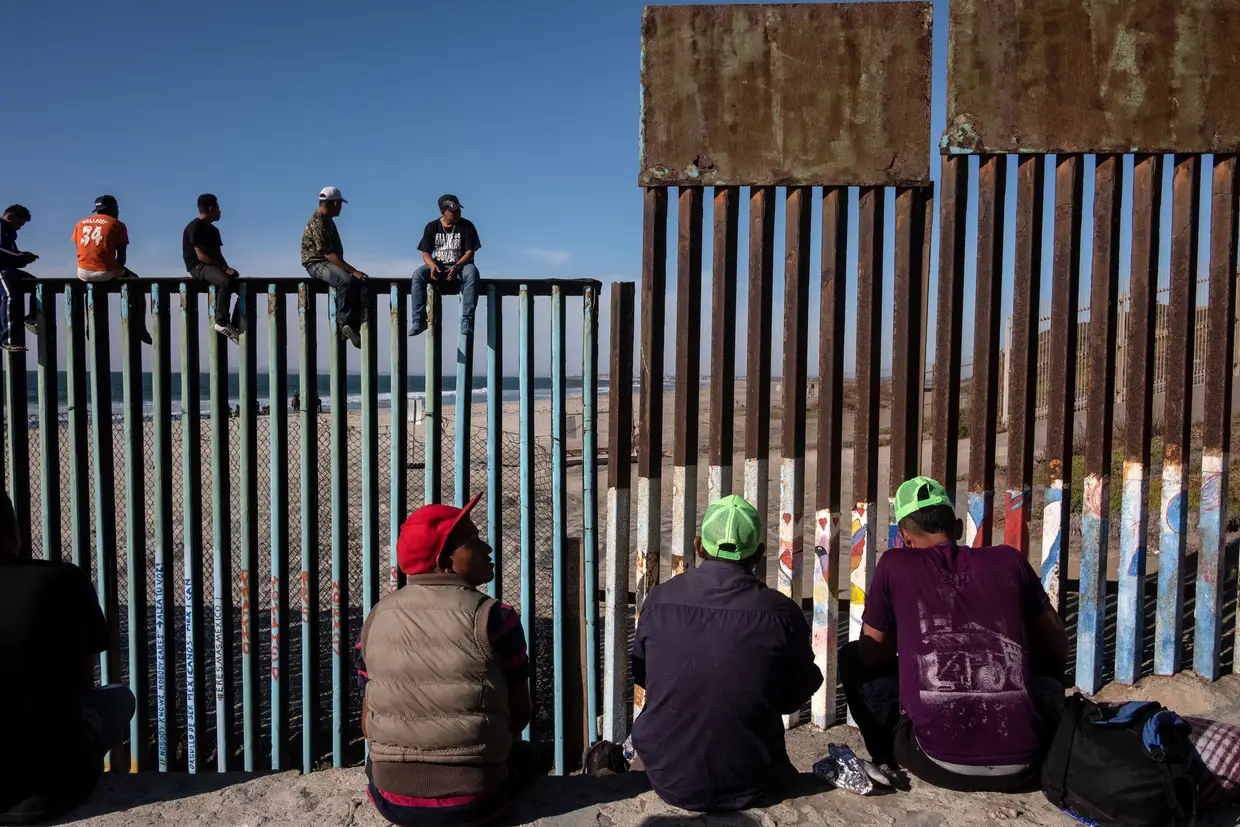 Um grupo de migrantes de países pobres da América Central, principalmente hondurenhos, que se deslocam para os Estados Unidos na esperança de uma vida melhor, são vistos perto da fronteira dos EUA em Playas de Tijuana, México, em 13 de novembro de 2018.