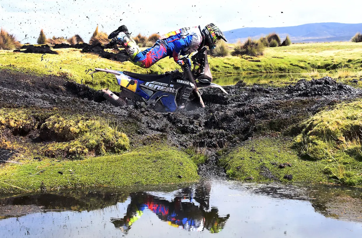 O motociclista argentino Franco Caimi cai durante a sétima etápa do Rally Dakar de 2018 entre La Paz e Uyuni, na Bolívia, em 13 de janeiro de 2018