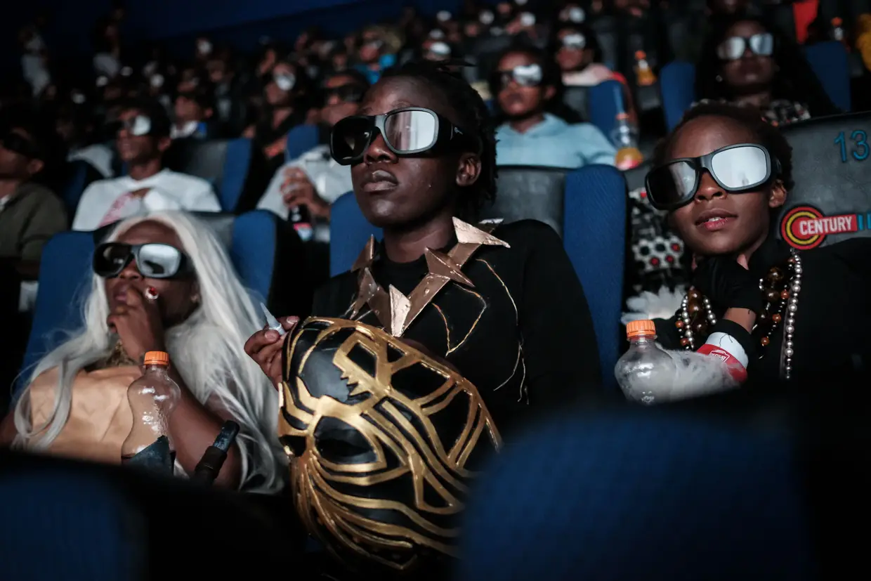 Centenas de adolescentes aassistem ao filme "Black Panther", em Nairobi, Quénia, em 14 de fevereiro de 2018. Black Panther é um filme de super-heróis baseado na Marvel. O personagem representa o primeiro super-herói negro