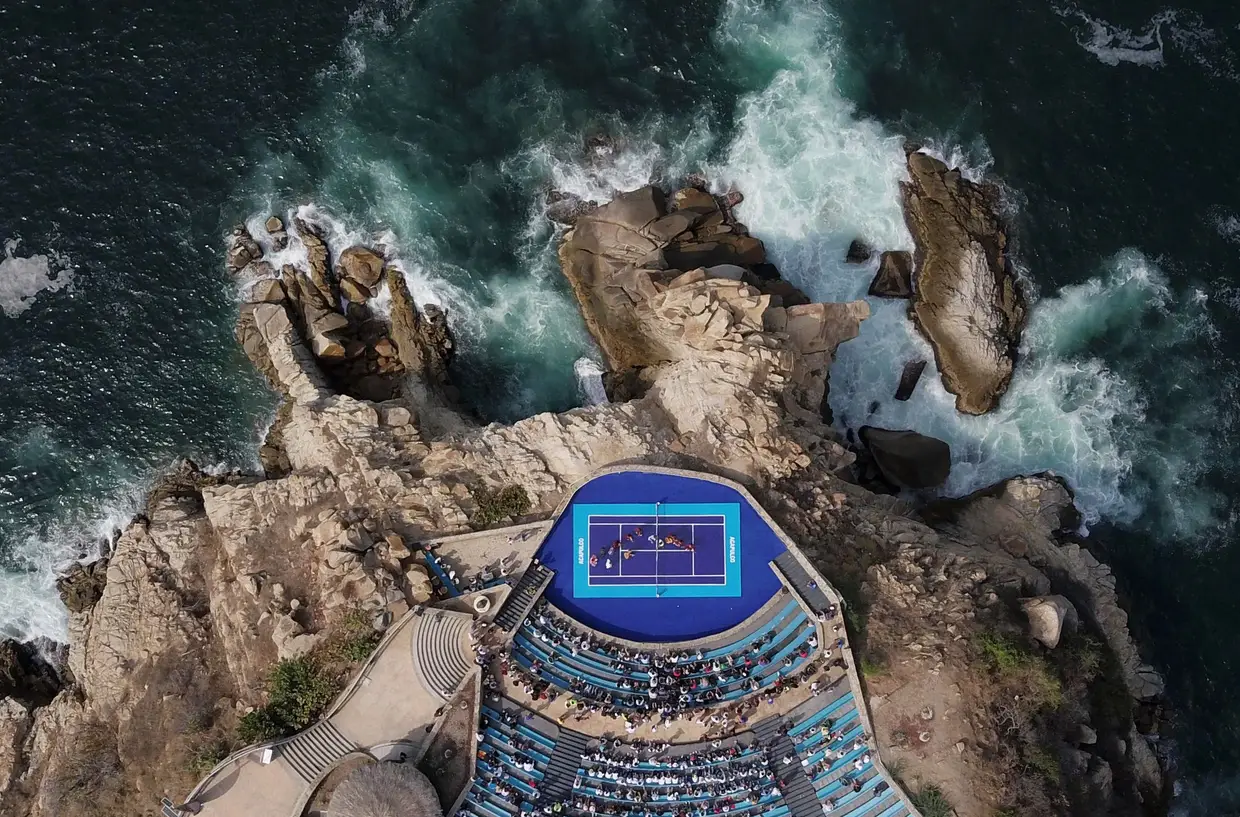 Vista aérea da partida de ténis entre o austríaco Dominic Thiem e o alemão Alexander Zverev, no fórum "Sinfonia del Mar" durante o Open de Acapulco, no México, em 26 de fevereiro de 2018