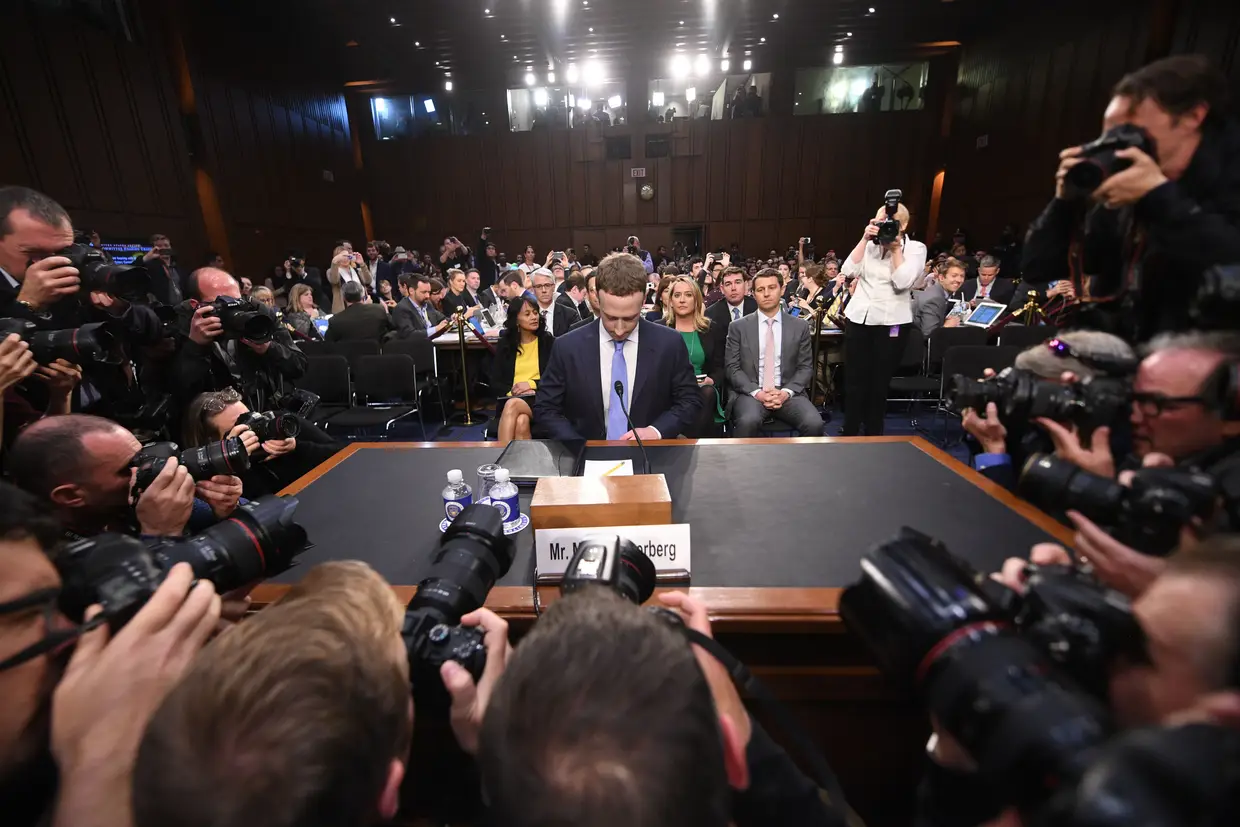 O CEO do Facebook, Mark Zuckerberg, chega para depor antes de uma audiência conjunta do Comitê de Comércio, Ciência e Transporte do Senado dos EUA e do Comitê Judiciário do Senado no Capitólio, em 10 de abril de 2018, em Washington