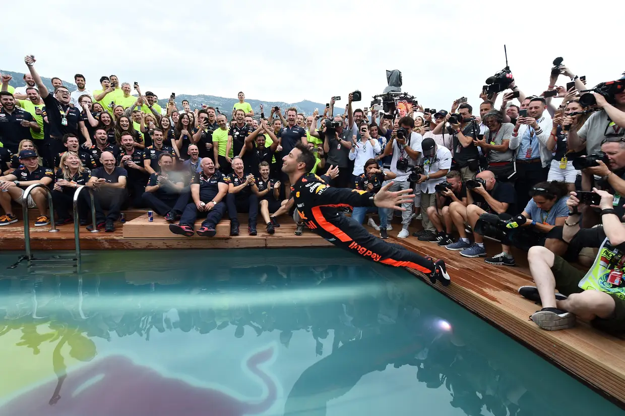 O piloto australiano da Red Bull Racing, Daniel Ricciardo, mergulha numa piscina ao comemorar a conquista do Grande Prémio de Fórmula 1 do Mónaco, em 27 de maio de 2018, em Monte Carlo.