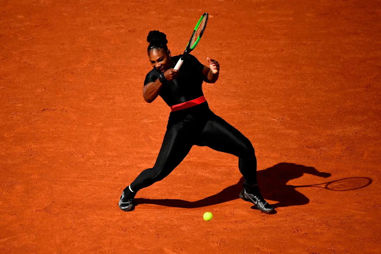 Serena Williams, dos EUA, frente a Kristyna Pliskova, da República Tcheca, durante a primeira partida de singles feminina no terceiro dia do Torneio de Tênis Open de Roland Garros 2018 em Paris, em 29 de maio de 2018