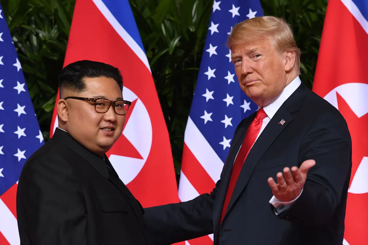 O presidente dos EUA, Donald Trump gesticula ao se encontrar com o líder da Coreia do Norte, Kim Jong Un, no início de histórica cimeira EUA-Coréia do Norte, no Hotel Capella, na ilha de Sentosa, em Singapura, em 12 de junho de 2018. Donald Trump e Kim Jong Un tornaram-se os primeiros líderes dos EUA e da Coreia do Norte a encontrar-se, apertar a mão e negociar para encerrar um impasse nuclear de décadas.