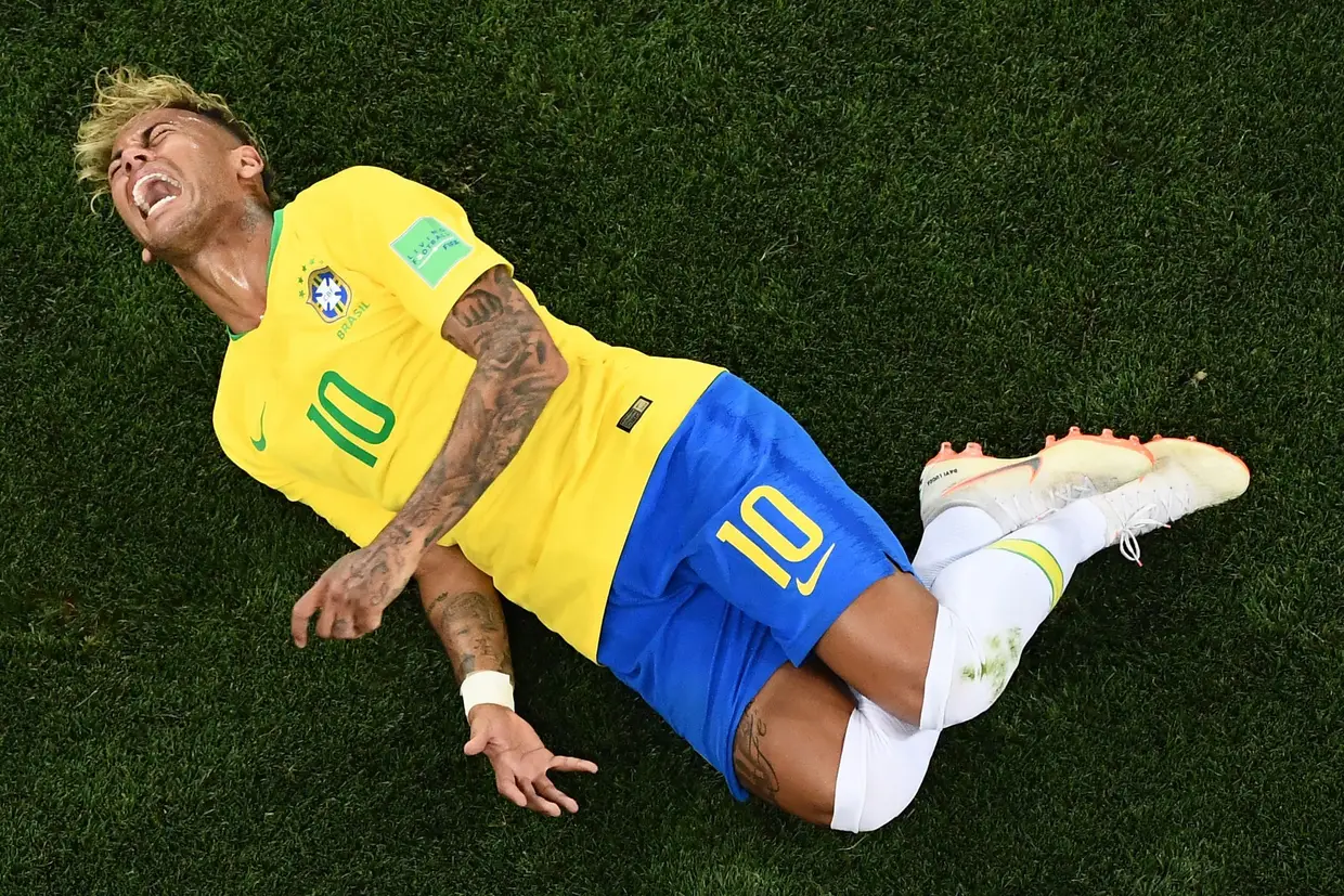 Neymar, atacante do Brasil, queixa-se após uma alegada falta do médio suíço Valon Behrami durante a partida de futebol entre o Brasil e a Suíça, disputada no Campeonato Mundial da Rússia 2018, na Arena Rostov, em 17 de junho de 2018