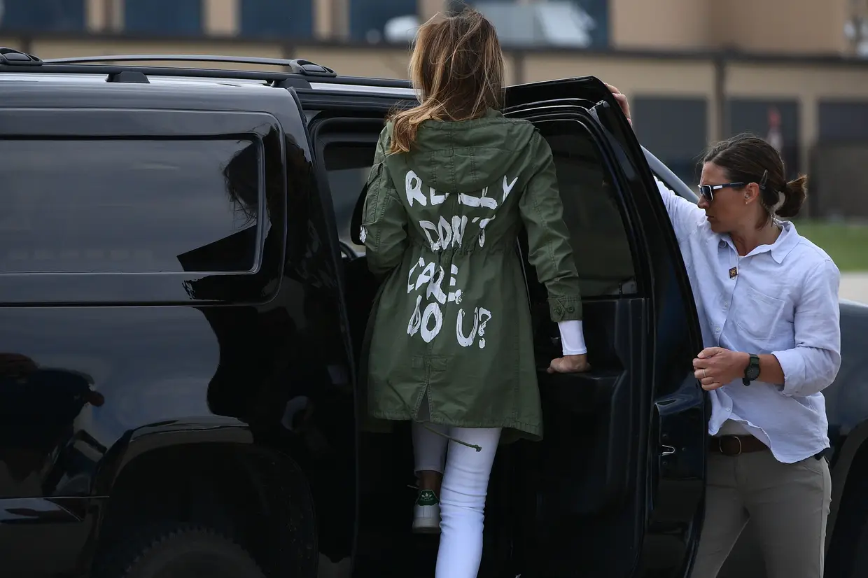 A primeira-dama dos EUA, Melania Trump, sai da base Andrews Air Rorce em Maryland, em 21 de junho de 2018, usando um casaco com as palavras "Eu realmente não ligo. E você?" após sua visita surpresa às crianças migrantes na fronteira EUA-México