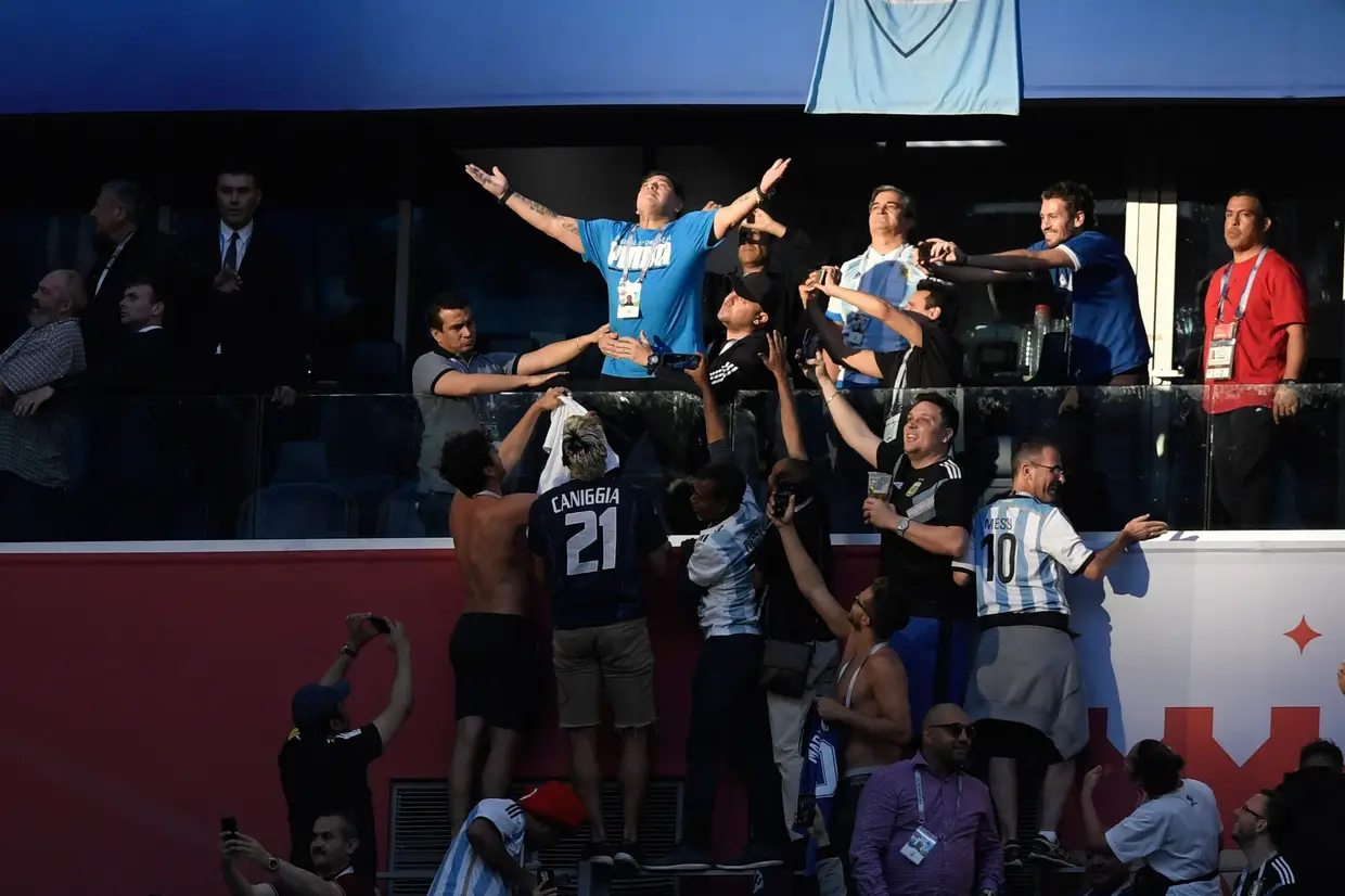 Diego Maradona é o centro das atenções antes da partida de futebol entre a Nigéria e a Argentina a contar para o Mundial de futebol da Rússia no Estádio São Petersburgo, em 26 de junho de 2018.