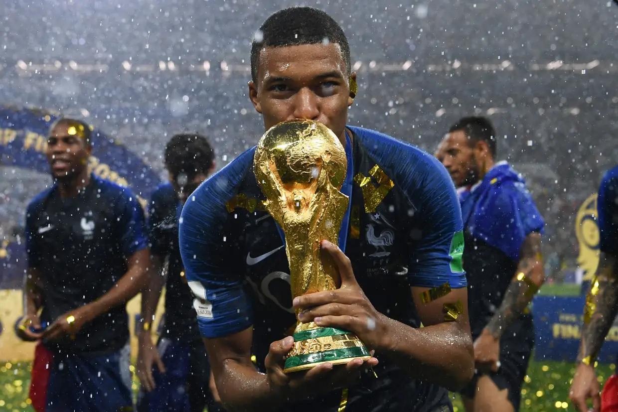 O atacante francês Kylian Mbappe beija o troféu do Campeontado do Mundo de futebol depois de vencer a final entre a França e a Croácia no Estádio Luzhniki, em Moscovo, em 15 de julho de 2018