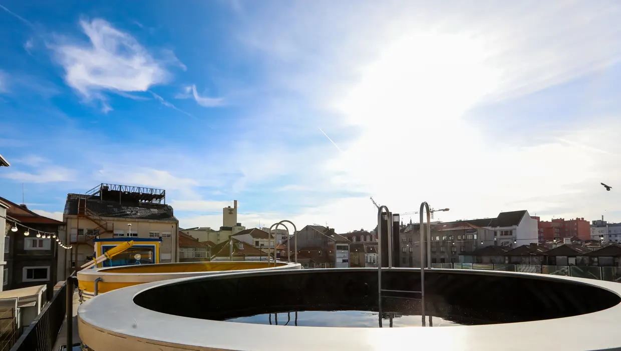 No terraço do hotel, onde se avista a zona antiga do Porto, dois tanques convidam ao mergulho subaquático ao som de música clássica e heavy metal