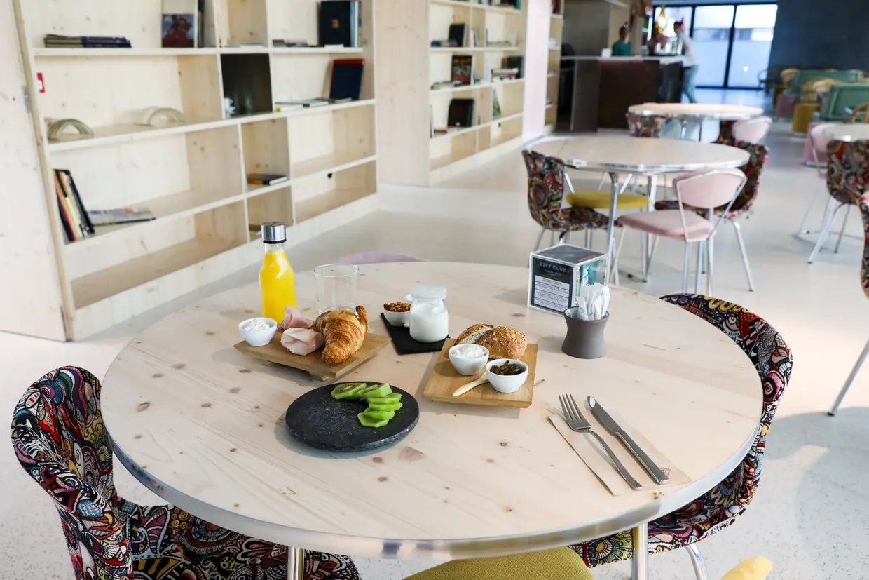 No City Club, situado no 5º piso, serve-se o pequeno-almoço (até às 19 horas) e refeições leves