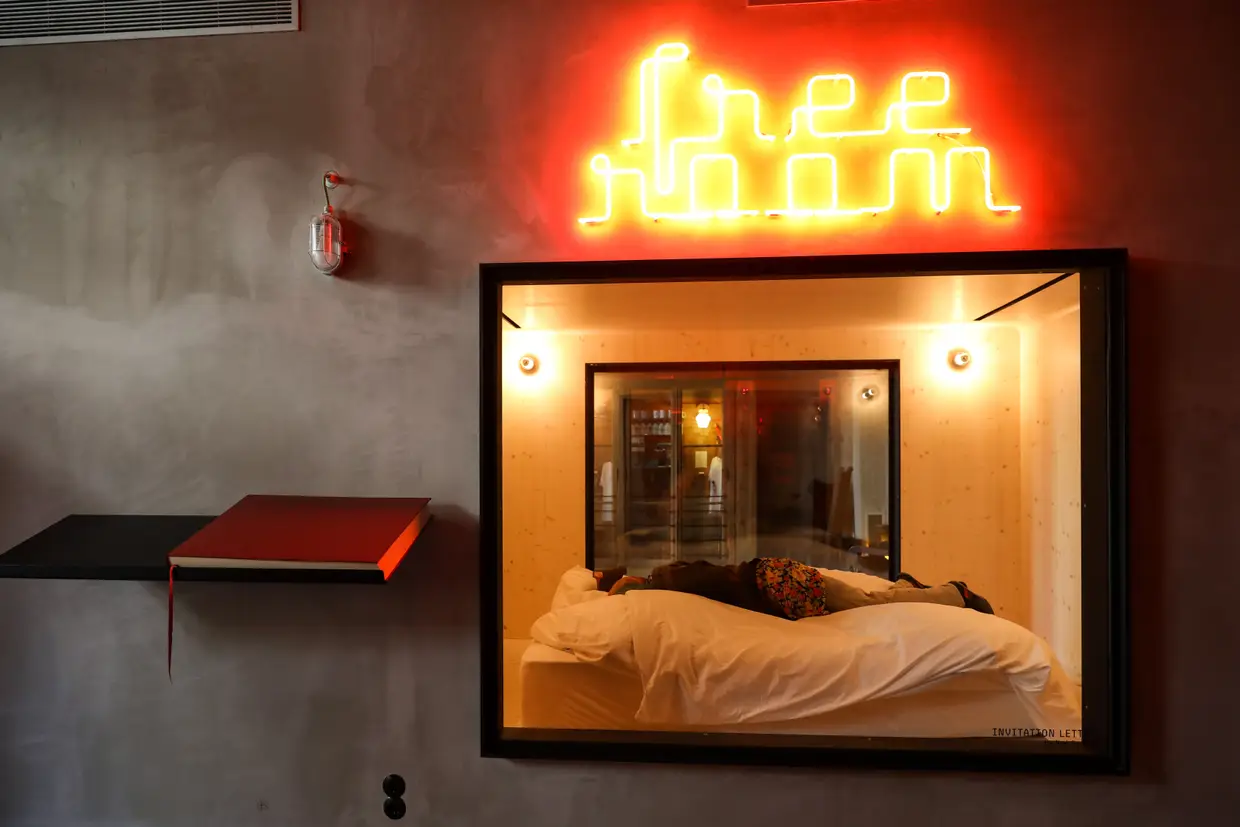 Qualquer pessoa pode ficar a dormir no Free Room - um quarto envidraçado situado no piso zero - desde que se candidate com uma ideia ou projeto artístico. Por ora, só uma instalação de Noé Sendas ocupa o quarto
