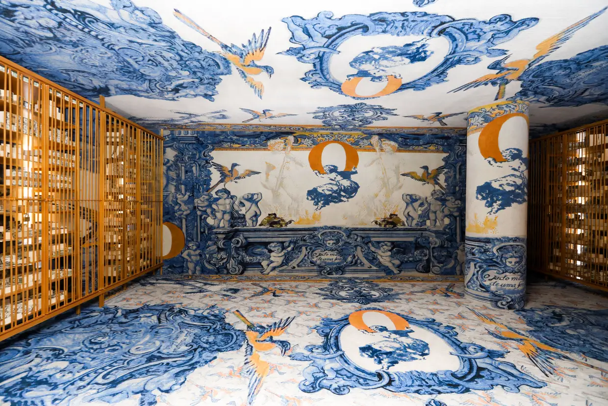 O interior da antiga caixa forte foi forrado a alcatifa com motivos de azulejos que se encontram em igrejas do Porto