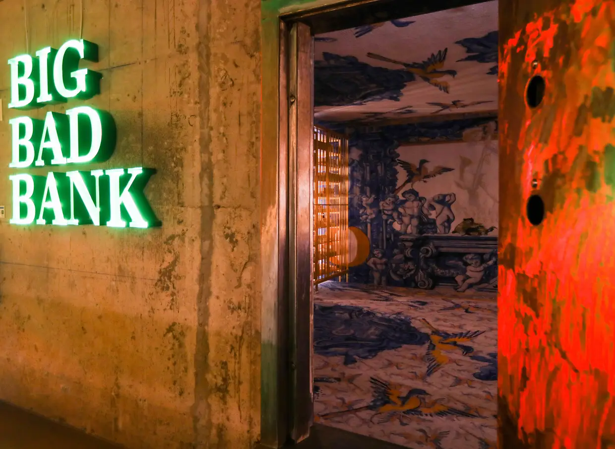 O Big Bad Bank Bar serve cocktails de autor com nomes inspirados na antiga caixa forte de um banco que ali existiu outrora