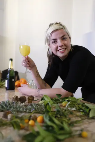 No bar de Constança Cordeiro, os cocktails são feitos à base de produtos portugueses pouco convencionais