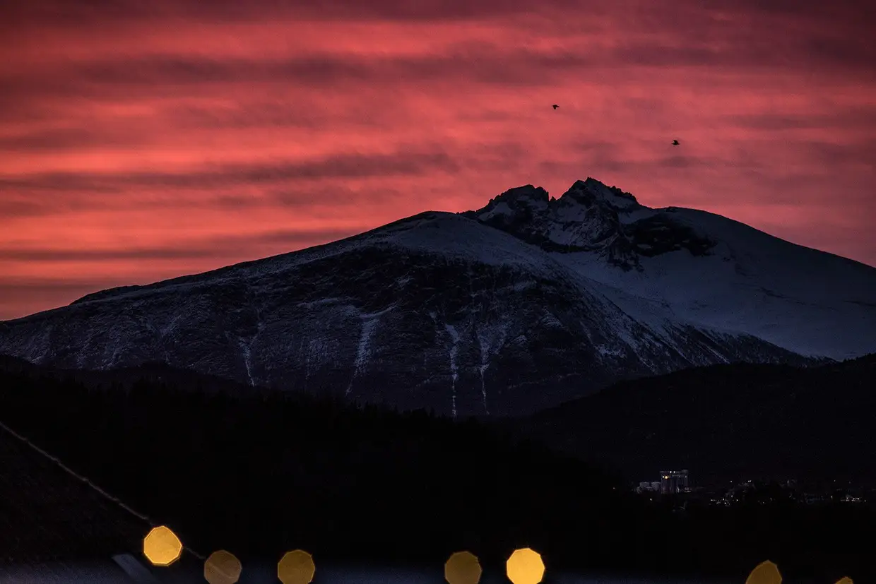 O sol aqui nasce às 11 da manhã. Passeia-se pelo céu de lado, como um caranguejo – e nunca passa acima destas montanhas, por isso mesmo quando o céu está limpo, não se vê