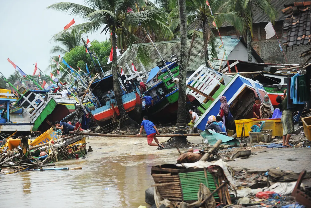 Três dias depois da tragédia, ainda se tentava regressar à normalida na aldeia de Teluk, subdistrito de Labuan na província de Banten, enquanto por cá celebrávamos o Natal, 25 de dezembro de 2018