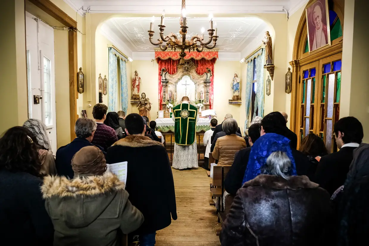 Nas missas tridentinas, celebradas em latim, o padre está maioritariamente de costas para os fiéis, ou seja, de frente para o sacrário
