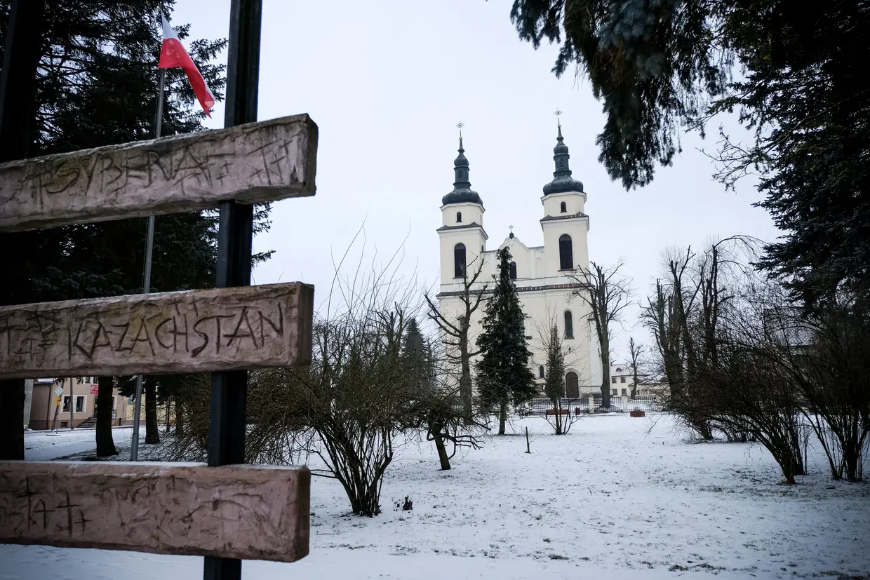 Jedwabne, na Polónia, é o símbolo de um passado traumático que o país tarda em enfrentar: foi aqui, na antiga praça do mercado, que os polacos cristãos terão concentrado os polacos judeus para, mais tarde, os queimarem vivos num celeiro
