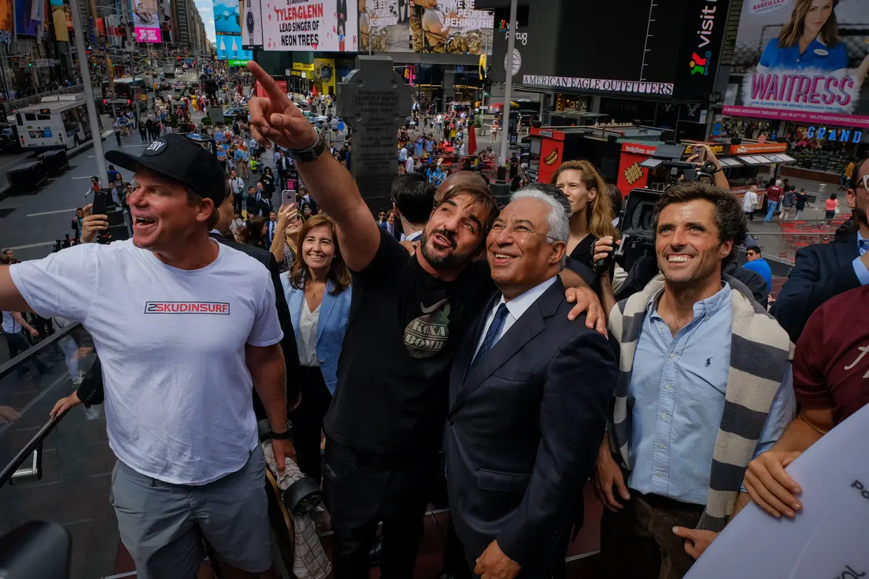 António Costa e Rodrigo Koxa, surfista brasileiro e recordista da maior onda do mundo, assistem em Nova Iorque à projecção do vídeo que o Turismo de Portugal projectou durante 15 dias em Times Square, com a mesma onda gigante que Koxa surfou na Nazaré: 24,38 metros.