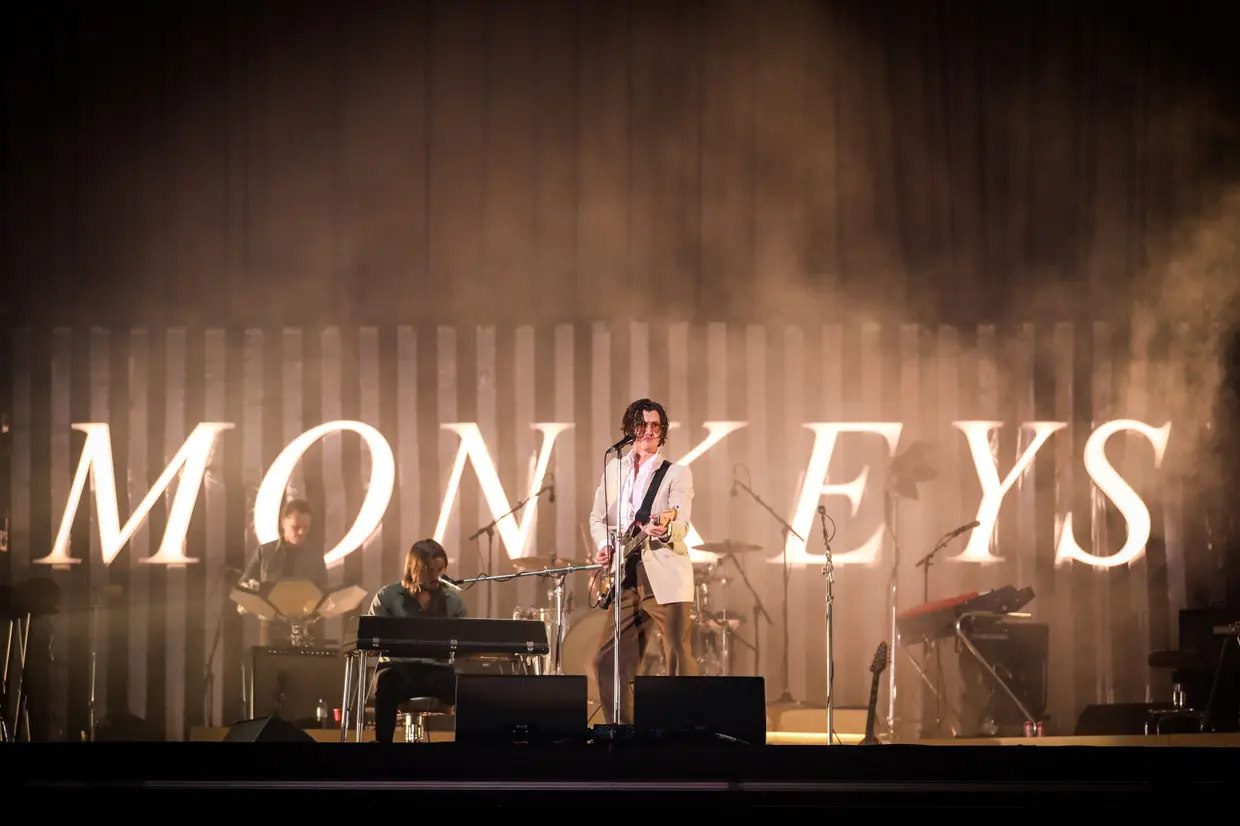 Os Arctic Monkeys, que regressaram a Portugal para apresentar o recém-editado “Tranquility Base Hotel and Casino” depois de um silêncio de cinco anos, marcaram o primeiro dia do festival NOS Alive