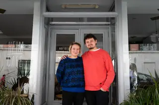 Misha e Hanna, 30 anos, não queriam passar o resto das suas vidas a trabalhar, em restaurantes de Kiev, durante 12 ou 13 horas por dia, seis dias por semana. Em Lisboa, abriram dois cafés modernos, e o sucesso foi imediato. Empregam dez pessoas, mas o mais importante, dizem, é que trabalham para viver – e não vivem para trabalhar. Sobretudo encontraram o sítio ideal para criar a filha recém-nascida