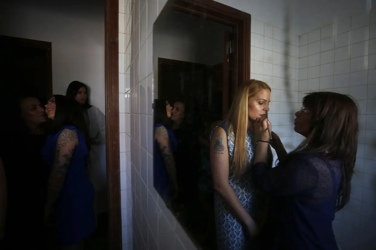 Andreia prepara-se para entrar na passerele. Doze reclusas vão desfilar e, por algumas horas, esquecer a dureza dos dias passados no Estabelecimento Prisional de Tires, graças ao projeto de uma jovem associação que pretende ajudar à reinserção destas mulheres