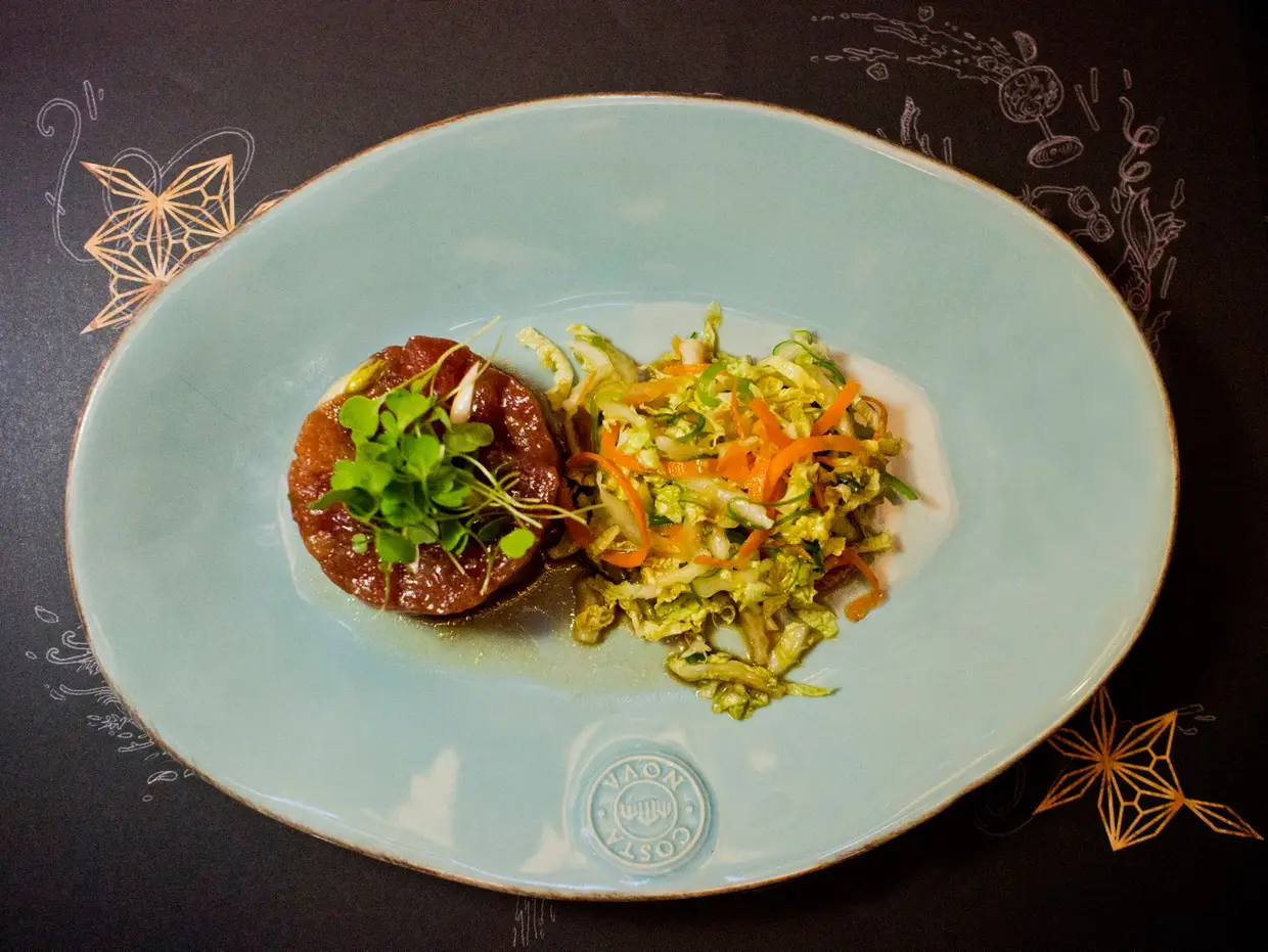 Tártaro de atum com salada asiática