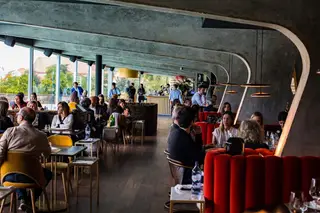 Às quintas, sextas e sábados, depois do jantar, o restaurante transforma-se numa pista de dança