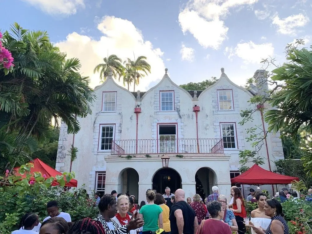Cânticos de Natal na Saint Nicholas Abbey, em Barbados, uma antiga plantação de cana de açúcar, cercada de árvores de mogno, algodão-seda e abacate