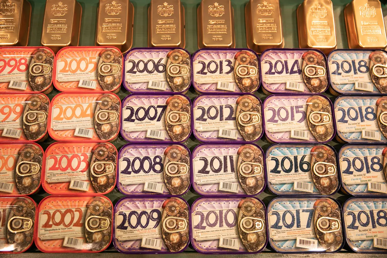 Quem comprar o pequeno lingote de ouro com sardinha sem pele, sem espinha e em azeite extra virgem e flocos de ouro (€22) poderá juntar as terrinas em porcelana ou em cristal da Vista Alegre, com a forma do nosso país