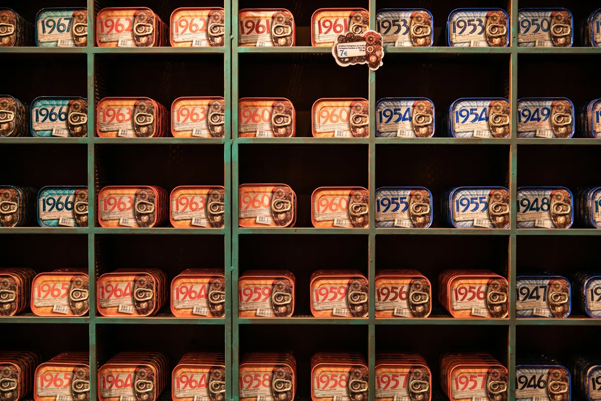 As latas de sardinha em azeite estão litografadas com todos os anos, entre 1916 e 2019