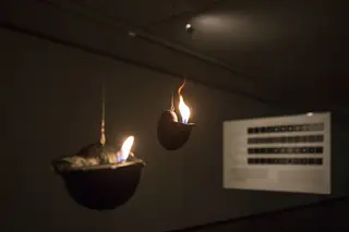 Lamparina de azeite em forma de concha (2016), de Francisco Tropa, é uma das peças que nos transporta para um universo sem tempo