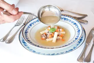 Sopa de carne com macarrão