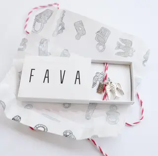 Feitos em prata, os brindes vêm numa caixa embrulhada em papel sulfito, com desenhos do ilustrador Júlio Dolbeth, impressos a serigrafia