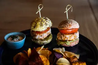 Os hambúrgueres (de salmão, de lentilhas e batata-doce ou de atum) são saboreados em pães variados
