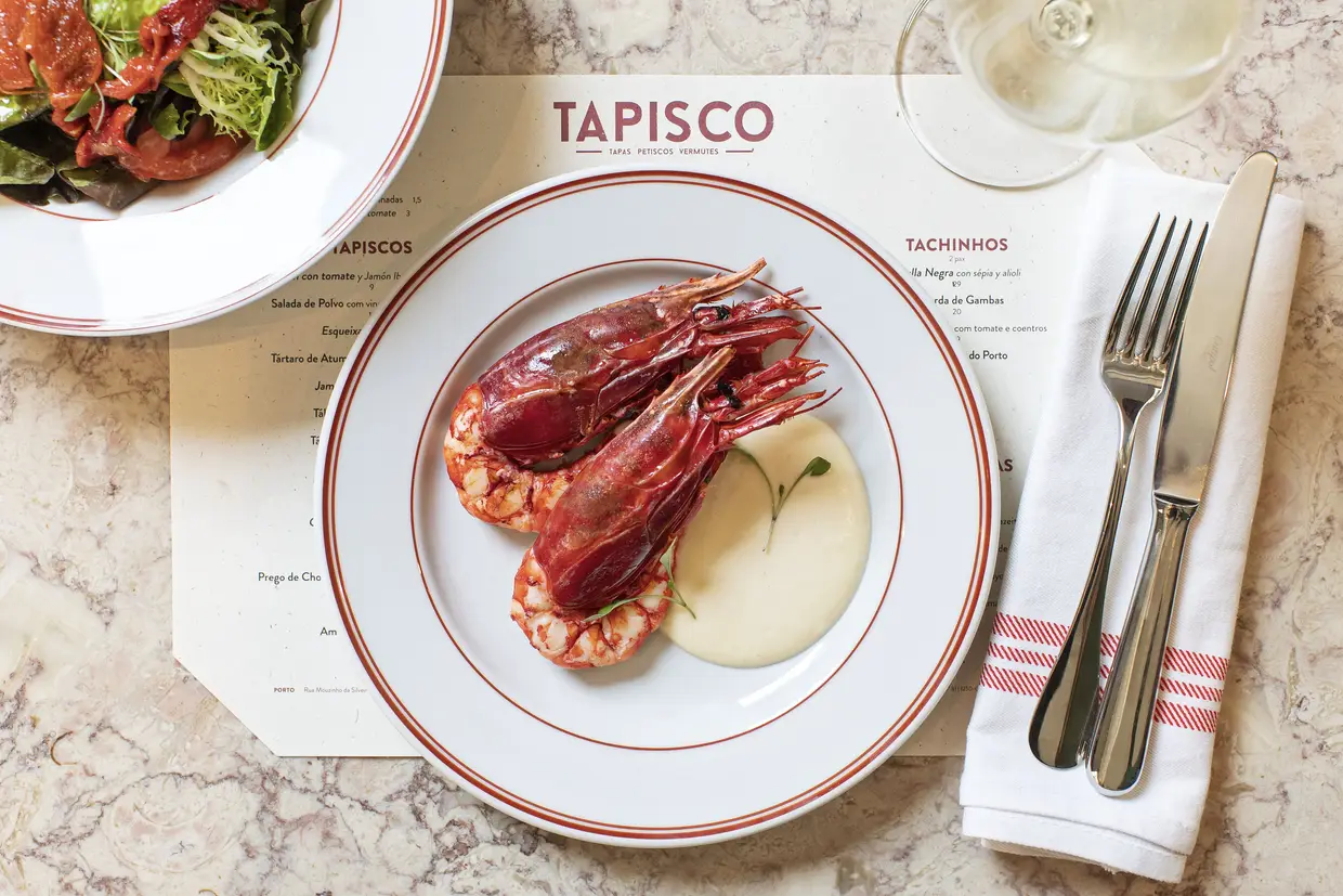 Carabineiro (€29), apanhado na zona da Ericeira, grelhado no Josper com sal e azeite e servido com o molho aioli