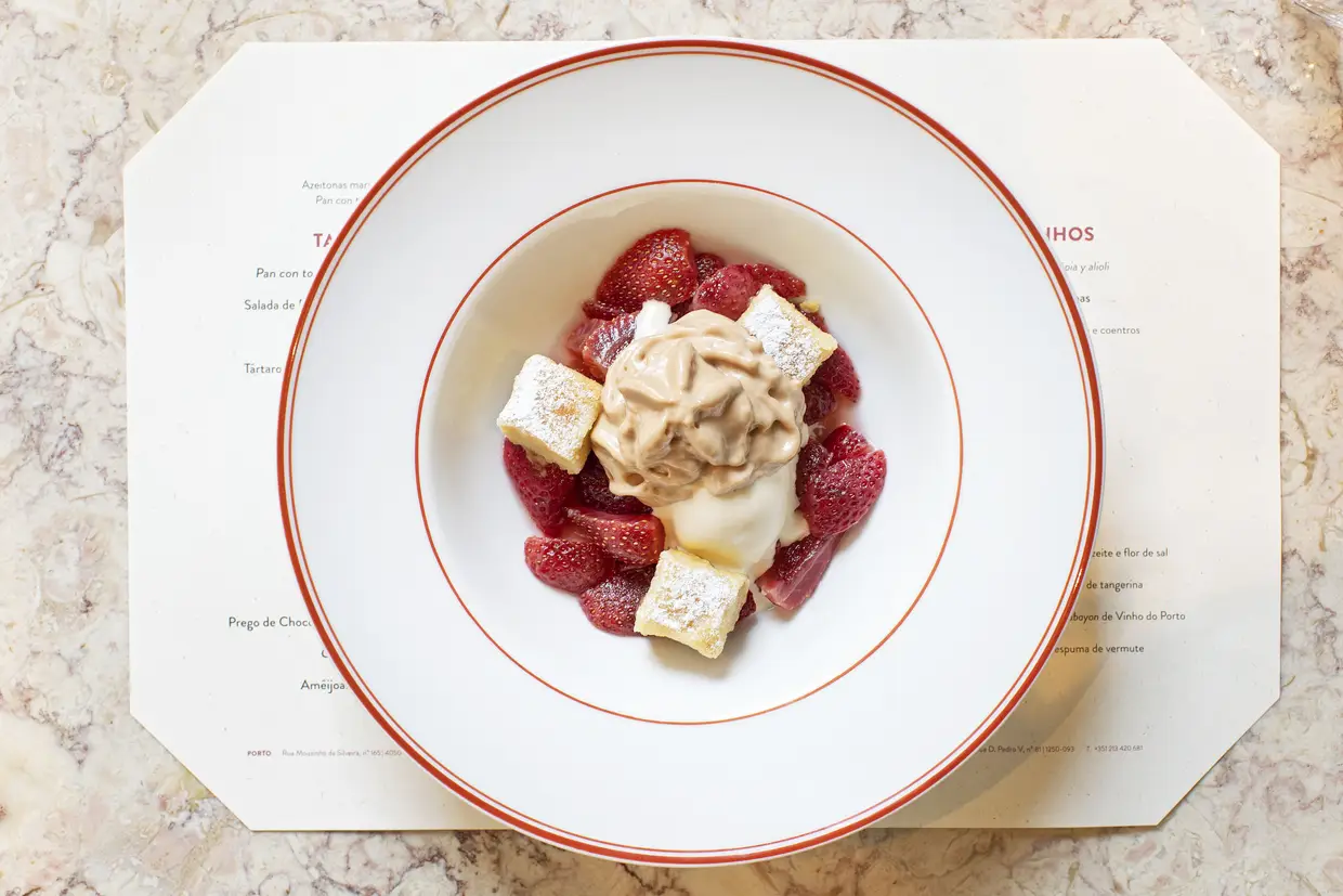 Morangos, bolo de azeite e sabayou de vinho tinto (€6), de travo fresco e doce
