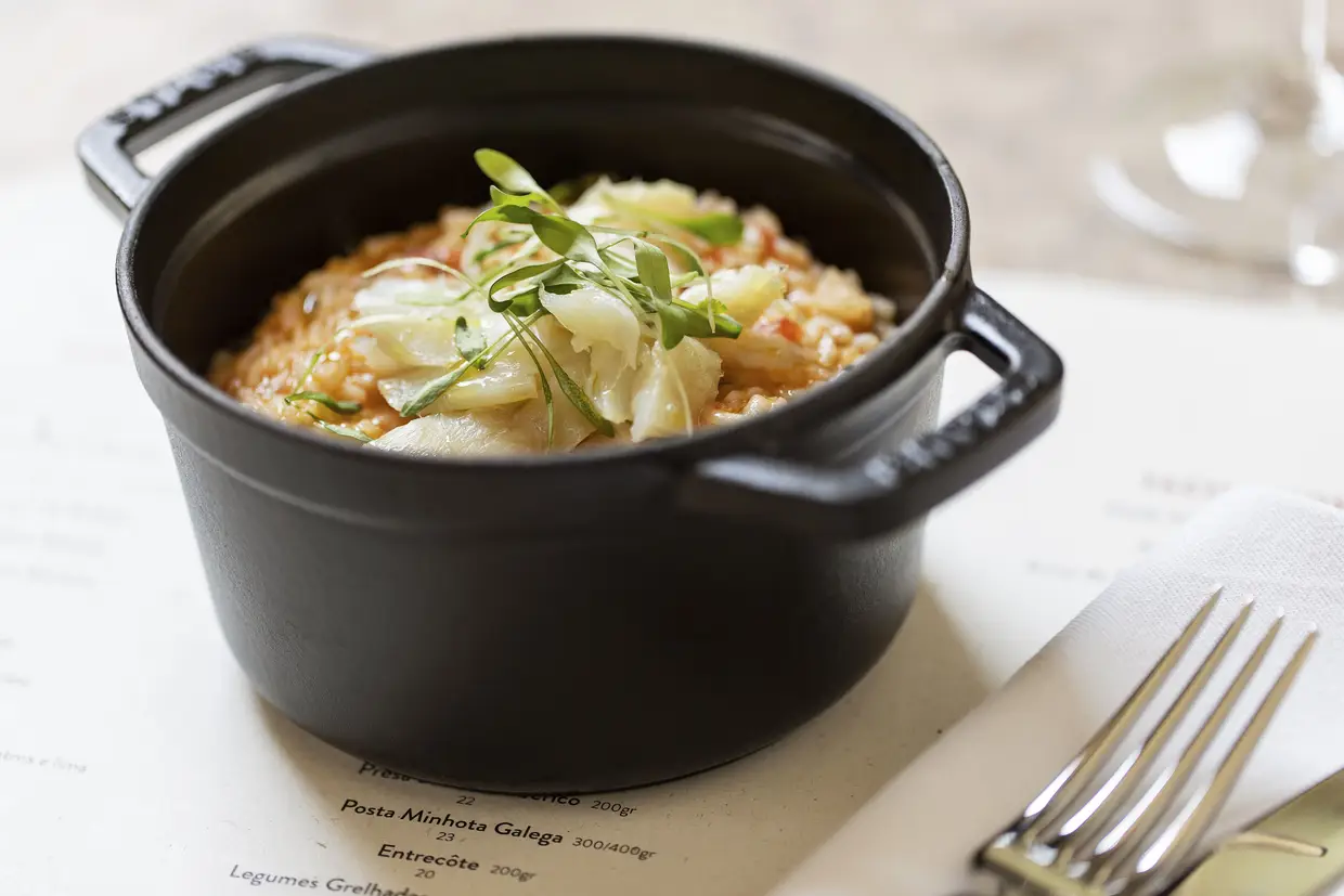 O cremoso arroz de bacalhau (€19), soltinho e com sabor a tomate, cebola, poejo, pimentos vermelhos