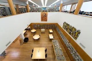 A Biblioteca Muncipal Almeida Garrett, no Porto, foi projetada pelo arquiteto José Manuel Soares, no âmbito do Porto – Capital Europeia da Cultura, em 2001