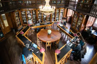 A Biblioteca de São Lázaro, a mais antiga biblioteca de Lisboa, tem uma sala hexagonal forrada com madeiras nobres