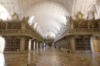 É necessária autorização prévia para entrar na Biblioteca do Palácio Nacional de Mafra, com cerca de 36 mil volumes, desde o século XV ao XVIII, dedicados a ciências (Medicina, Física, Matemática, Astronomia), literatura de viagens, botânica, clássicos e religião, entre outras áreas
