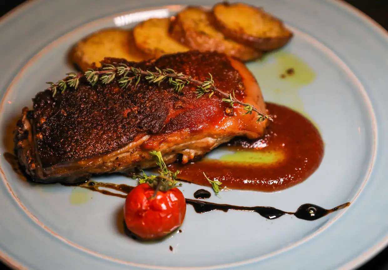 A ementa do Cabaret Voltaire, dividida por um tríptico de artistas dadaístas, é composta por pratos de cozinha contemporânea, como a barriga de leitão curada em sal de ervas com batatas douradas e redução de marmelada com vinho do Porto