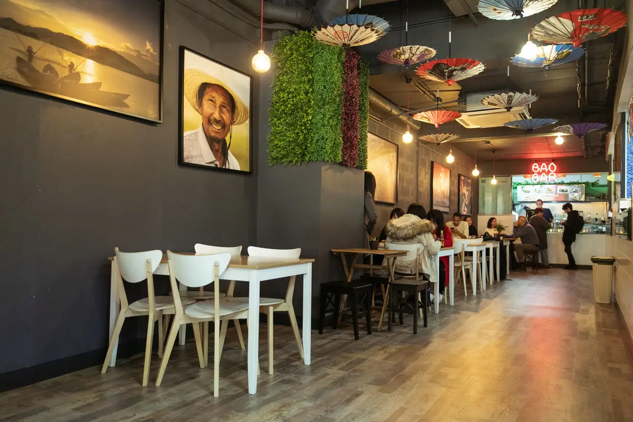 Com decoração a condizer, o Mercado Oriental, no Martim Moniz, tem oito restaurantes dedicados à cozinha asiática com sabores que vão de Macau à Coreia